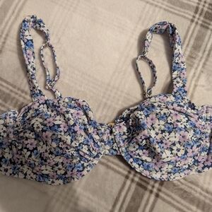 NWOT Hollister Floral Bikini Top Size L